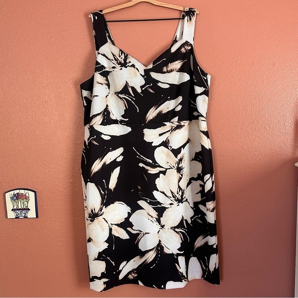 Ashley Graham Dresses & Skirts - Ashley Graham Black and Cream Floral Midi Dress
